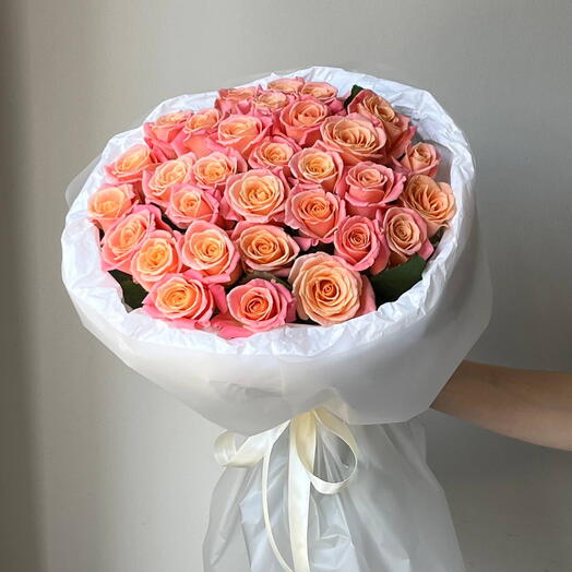 Букет из 31 персиковой розы