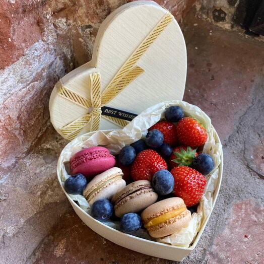 Heart-Shaped Berry   Macaron Gift Box