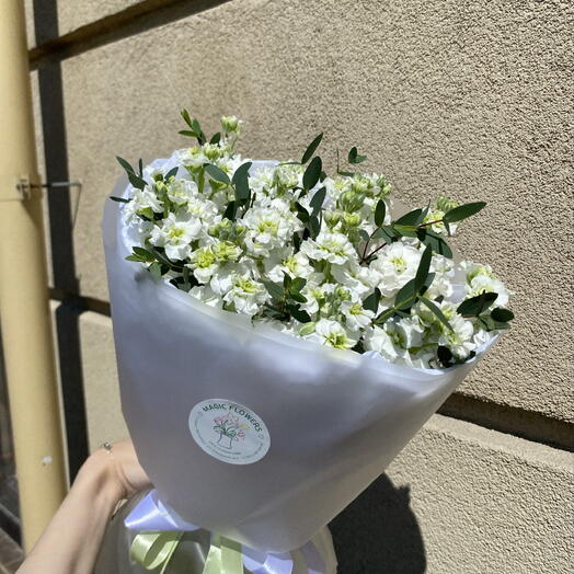 Букет из 15 ароматных маттиол и эвкалипта