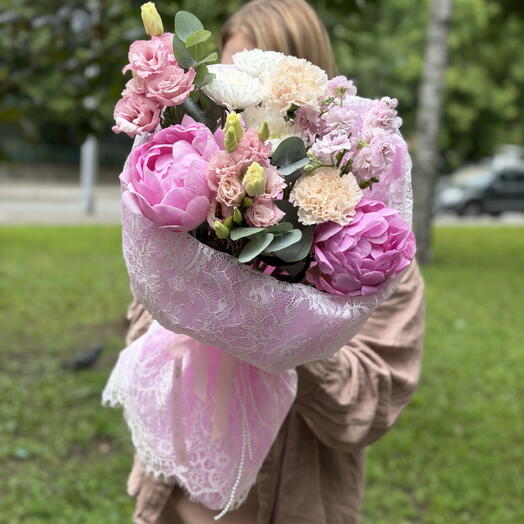 Букет с кружевом и пионами