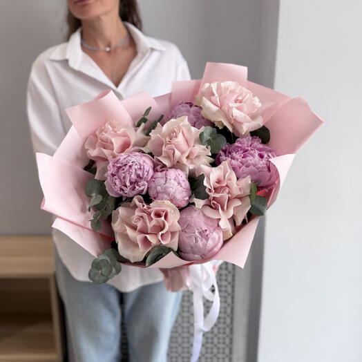 Букет из розовых пинов и розовых роз 💕