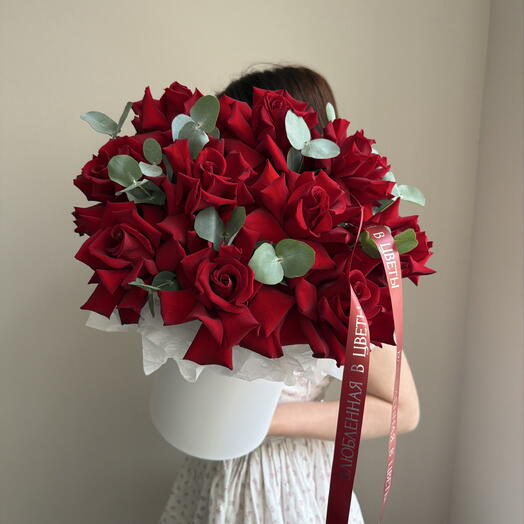 Красные розы ажурные в шляпной коробке