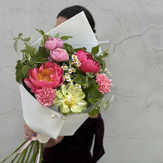 Летний букет из ПИОНОВ, МАЛИНЫ, РОЗЫ ВЕГГИ, РОМАШЕК И КУСТОВОЙ ПИОНОВИДНОЙ РОЗЫ
