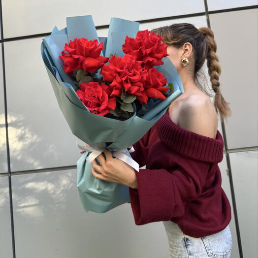 Эксклюзивный букет «АЛАЯ СИМФОНИЯ 🌹: из французских роз сорта „NINA» 🥀