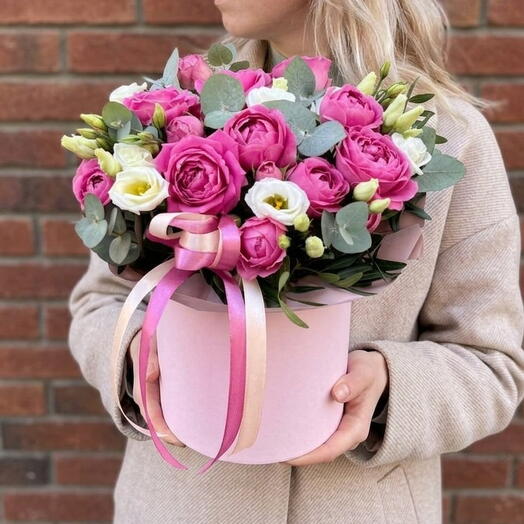 Композиция в коробке с кустовой розой, эустомой и эвкалиптом🌿
