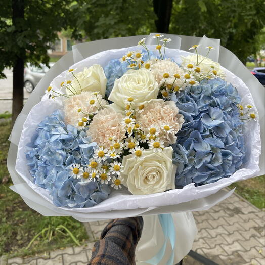 Сборный букет из гортензий, роз и диантусов