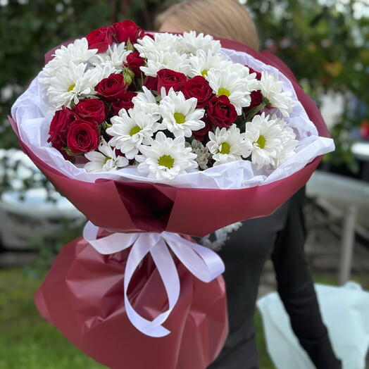Сборный букет из хризантем и кустовых роз