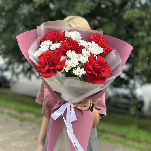 Яркий букет из роз и хризантем