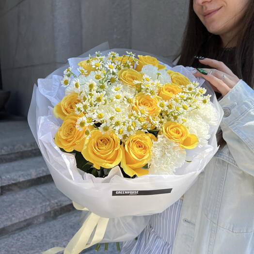 Букет в коробке: роза желтая 12 шт💛, матрикария ромашка 4 шт, гвоздика 7 шт