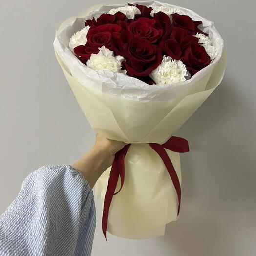 Букет из роз и диантуса