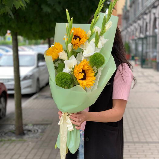 Солнечное настроение: букет с лентими сезонными цветами гладиолус,подсолнух,пушистый диантус