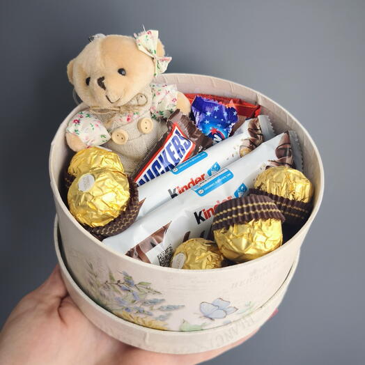 Коробочка со сладостями и мини игрушкой