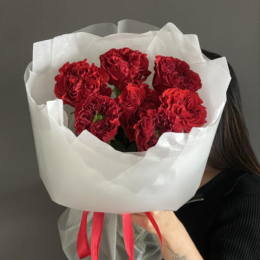 Моно из красные пионовидных роз 7