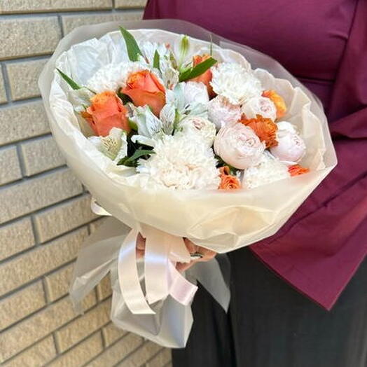 Букет с пионовидными розами, альстромерией, диантусами