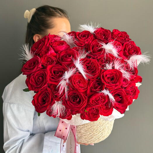 Выразительная корзина с классическими красными розами