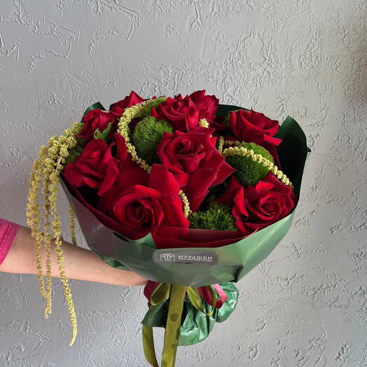 Элегантный букет с красными розами и амарантом