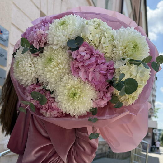 Большой букет хризантем и гортензий