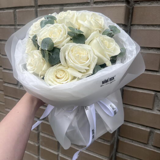 Моно букет с белыми розами
