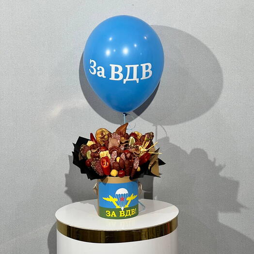 Съедобный букет из колбас с воздушным шаром на день ВДВ