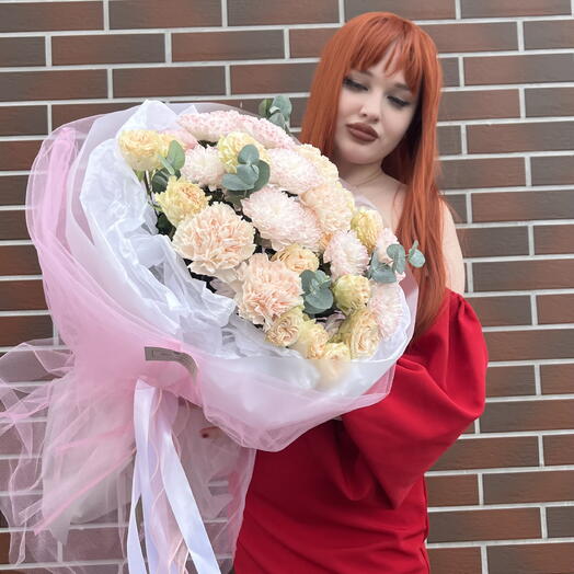 Сборный букет хризантем, кустовых роз, диантусов