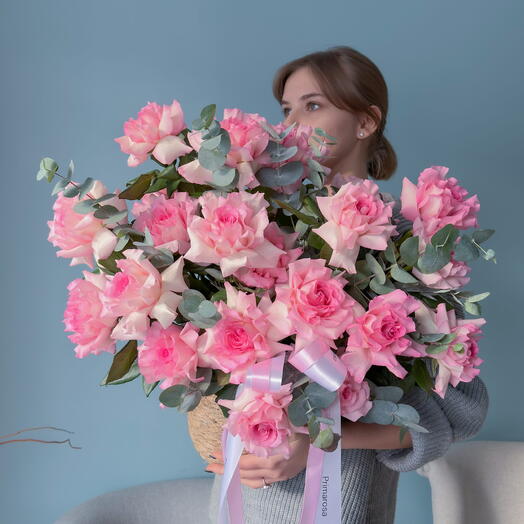 25 французских роз с эвкалиптом в плетёном кашпо «Розовый рай» 🌸 40349
