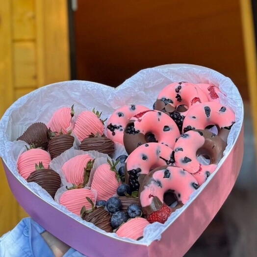 пончики шоколадные и клубника