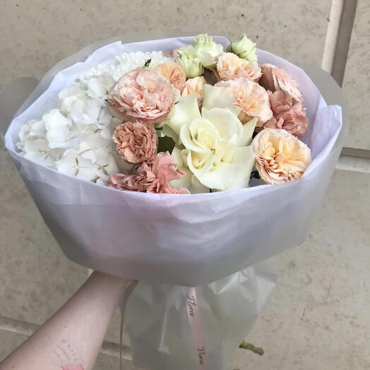 Нежный букет с гортензией, кустовой пионовидной розой и эустомой