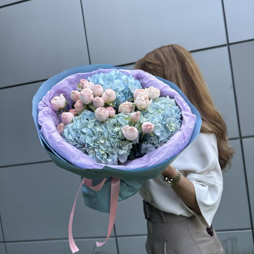 Букет из гортензии с кустовыми пион розами 🌸