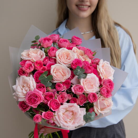 Букет Нежное прикосновение, из роз, кустовых роз и эвкалипта, S