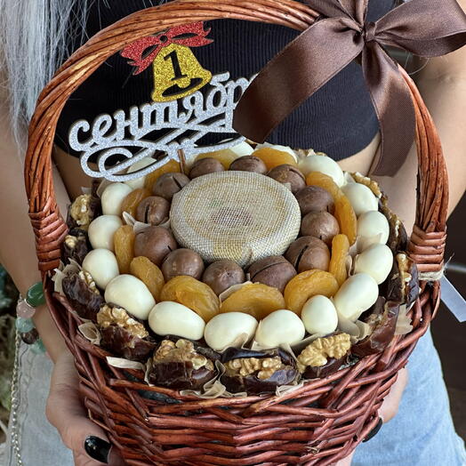 Корзина с орехами и сухофруктами