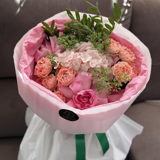 Букет с гортензией и кустовыми розами 🌸