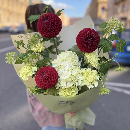 Садовый букет с фермерскими георгинами,малиной и гвоздиками