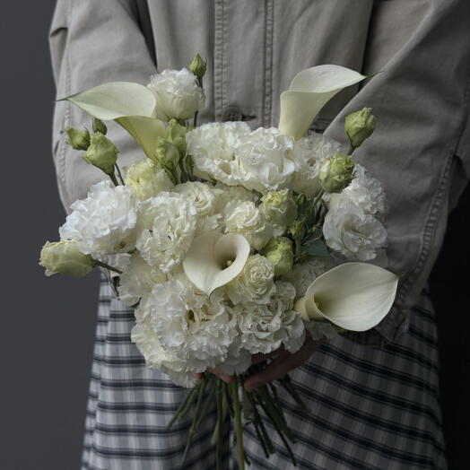 Wedding bouquet of eustoma and calla lilies