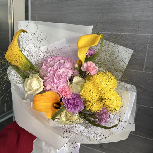 Дофаминовый букет каллы, гортензия, гвоздика, гвоздика кустовая, Роза, паникум