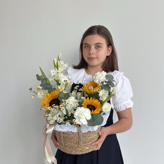 Корзина осенняя с подсолнухами , гладиолусами и ромашками Танацетум