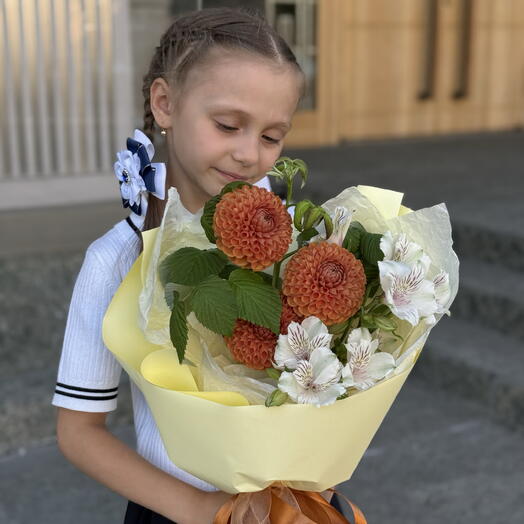 Букет на 1 сентября из георгин и альстромерии