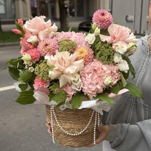 Корзина с сезонными цветами 🌸