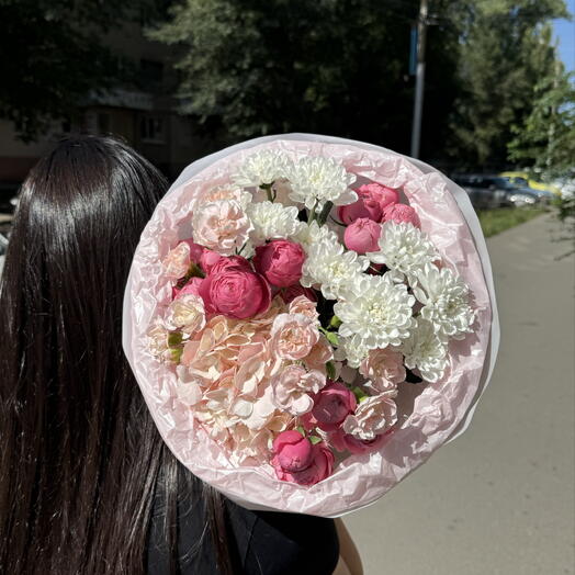 Букет из кустовой розы,гортензии,кустовых диантусов и хризантемы