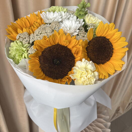 Букет с подсолнухами, ромашками и диантусами 🌻