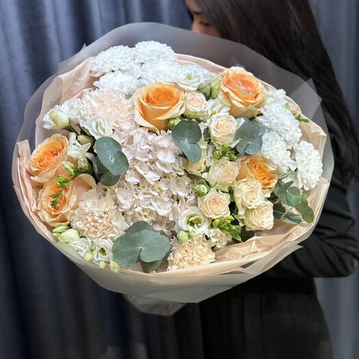 Круглый букет с персиковыми розами
