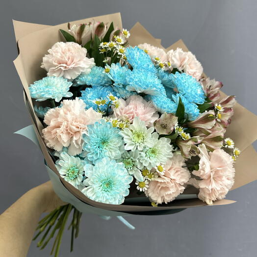 Букет с хризантемами и розовыми гвоздиками