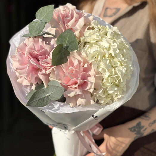Букет из французских роз с гортензией и эвкалиптом 💖