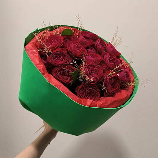 Монобукет из красных кустовых роз