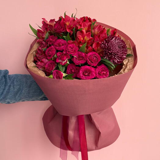 Круглый сборный букет из кустовых роз, альстромерии и хризантемы️🌹
