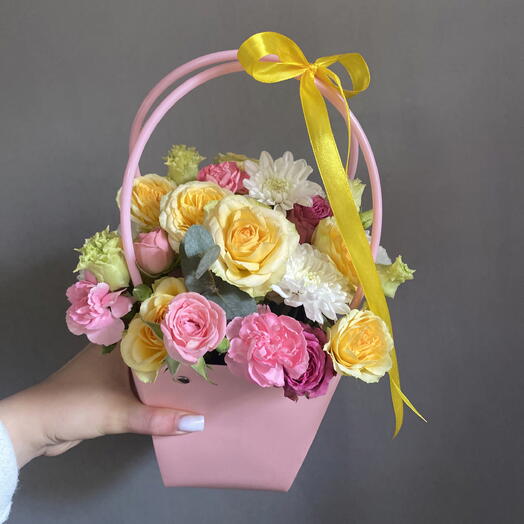 Цветы в коробке яркие кустовые розы