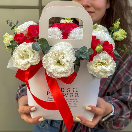 Дофаминовый Микс Эустомы с красной кустовой розой в сумочке + сладкий подарок 🎁