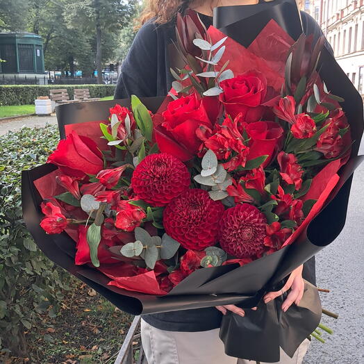 Роскошный букет с георгинами, розами и альстромерией с эвкалиптом