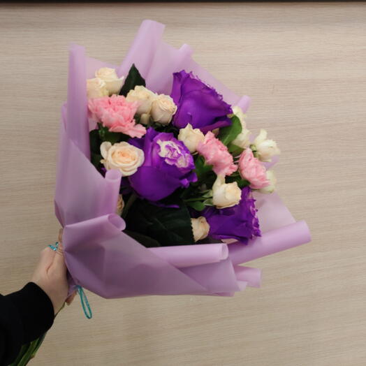 Букет роз и диантусов 💕