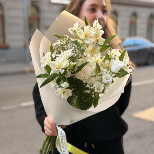 Букет с гвоздикой киви и альстромерией