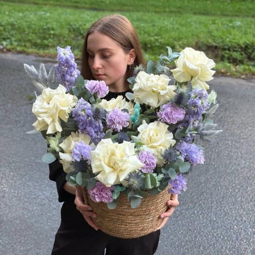 Большая корзина с французскими розами и диантусами